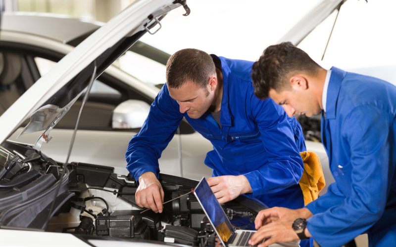 What is the Difference between an Automotive Service Technician And a Mechanic